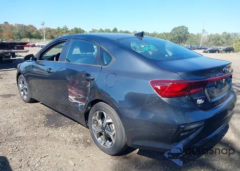 2021 Kia Forte Lxs z USA, uszkodzony, nr VIN 3KPF24AD6ME388037